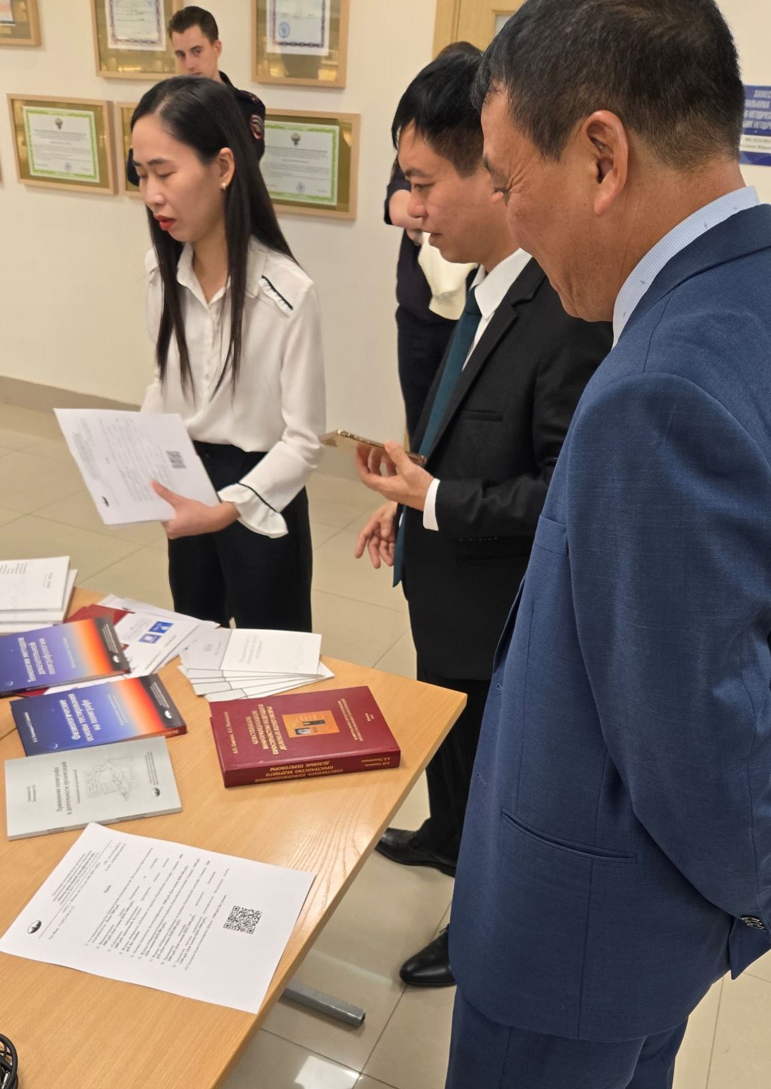 Иностранные участники конференции МВД посетили стенд ООО Поликониус