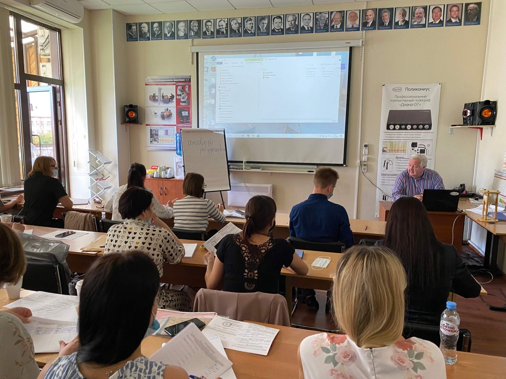 Группа ПСП 4А-20 и преподаватель Сошников