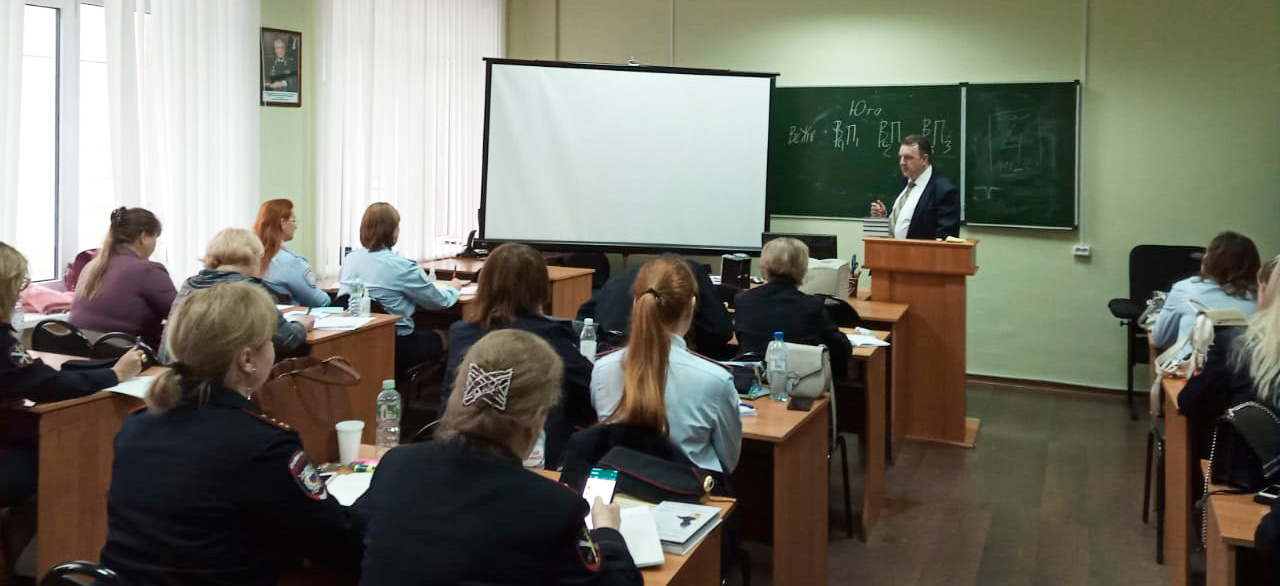 Преподаватель НШДЛ Казаков проводит занятие для ВИПК